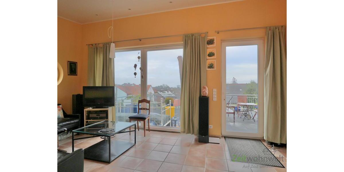 Blick zu Eingang und Terrasse