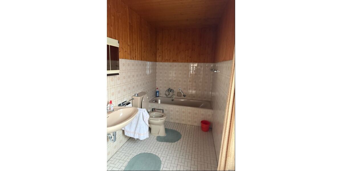 Bad mit Wanne und Dusche EG