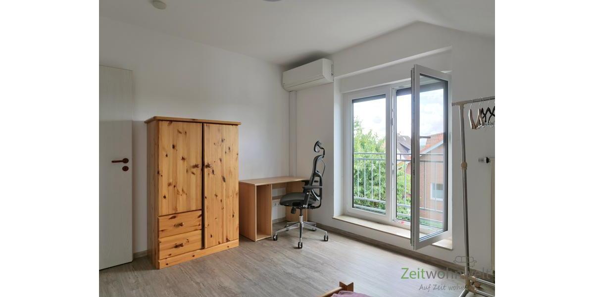 Kleiderschrank und Schreibtisch