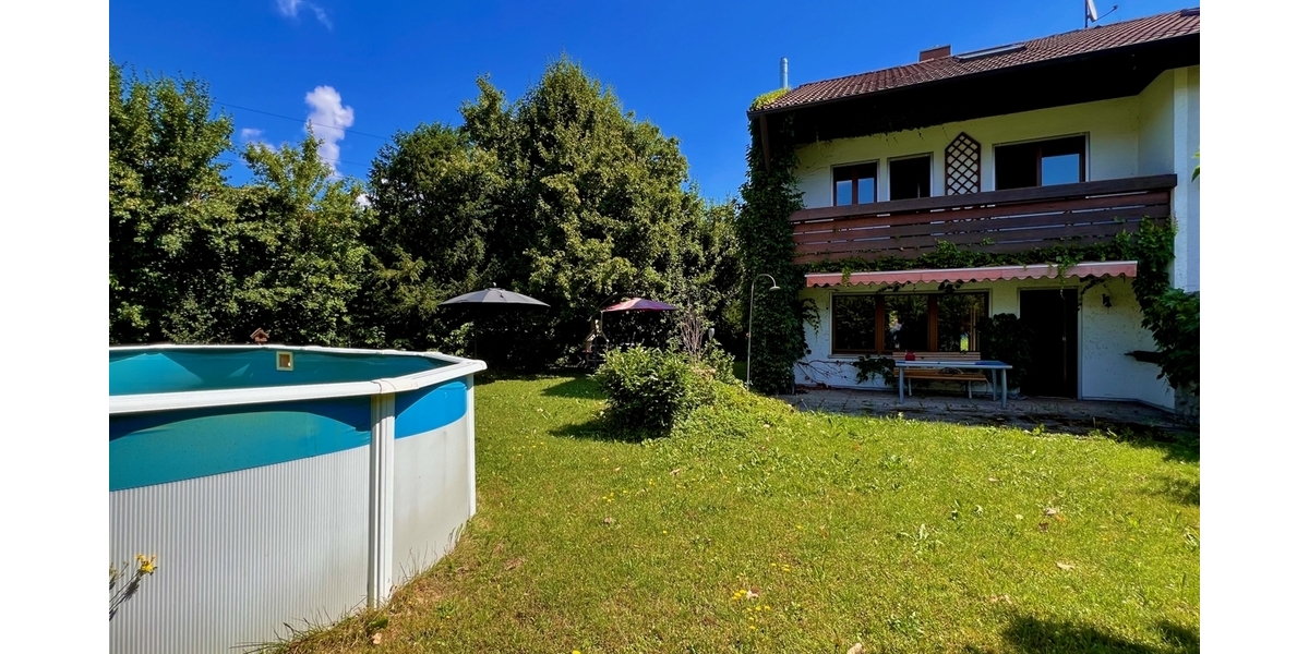 Gartenansicht mit Pool