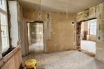 Top-Renditeobjekt: 5 Wohneinheiten im historischen Schulhaus mit großem Entwicklungspotenzial - Mehrfamilienhaus, Wohnhaus Althornbach Bödingerhof | Angebot:24700023