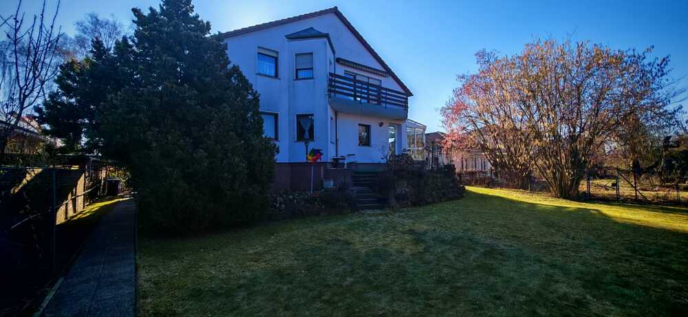 Rückseite mit Weg nach vorn