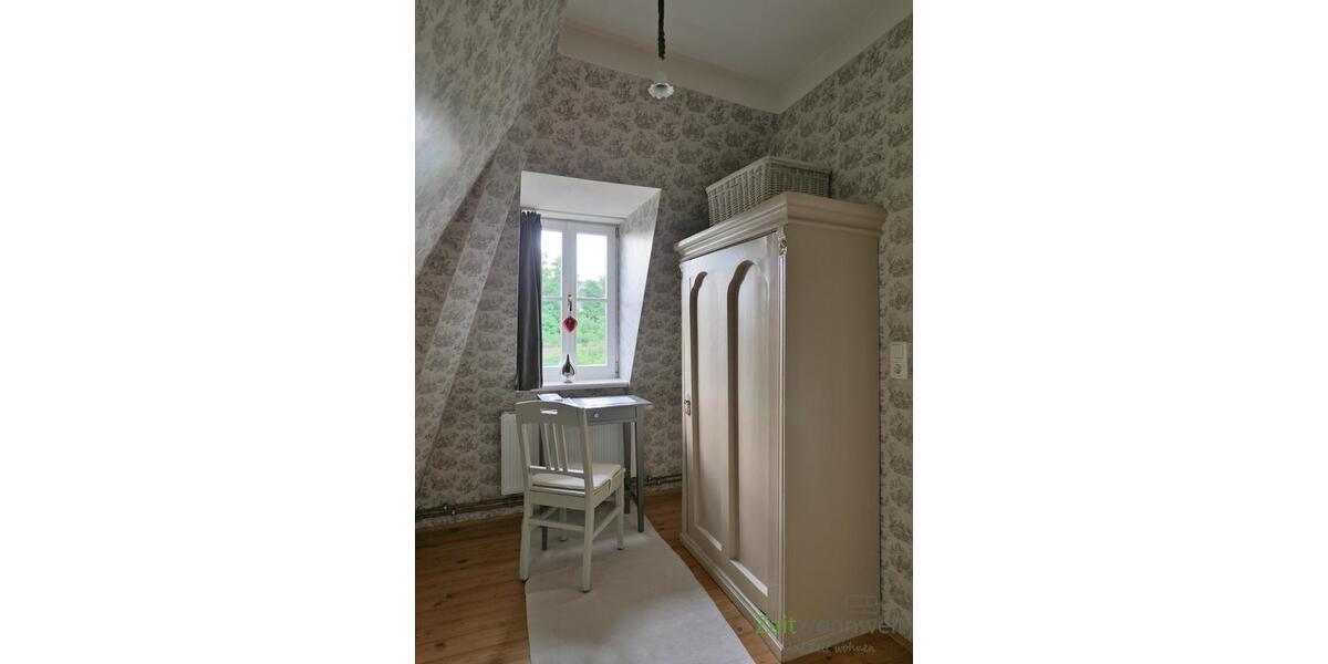 kleiner Schreibtisch und Kleiderschrank