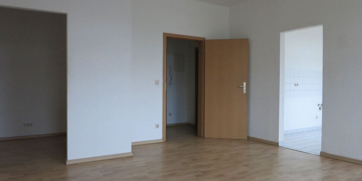 Wohnen mit Blick zu Küche und Flur