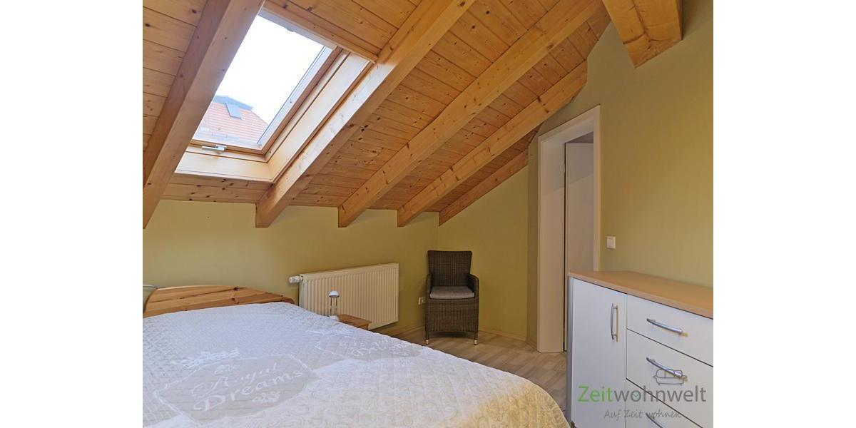 Sessel und Sideboard