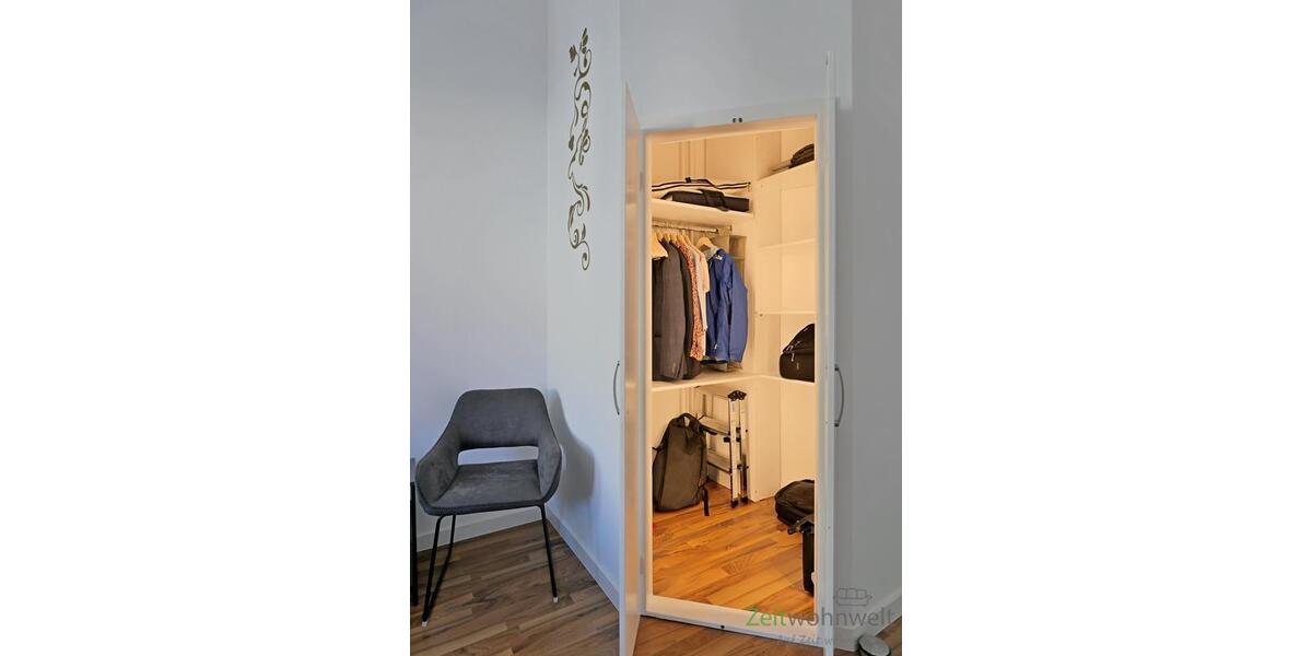 Blick in den begehbaren Kleiderschrank