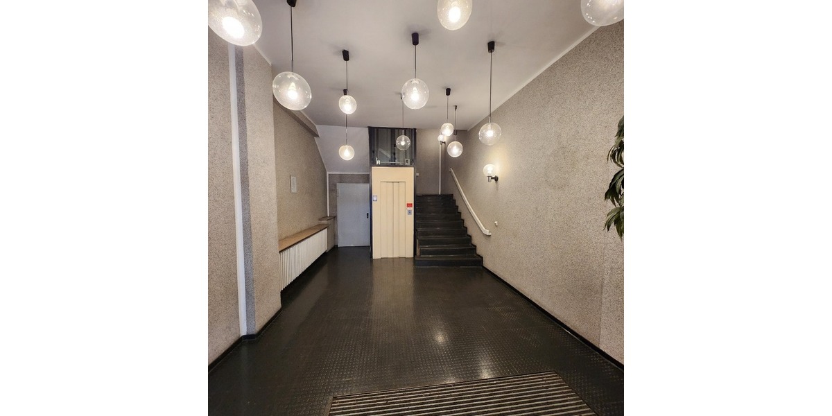 Eingang Treppenhaus mit Fahrstuhl