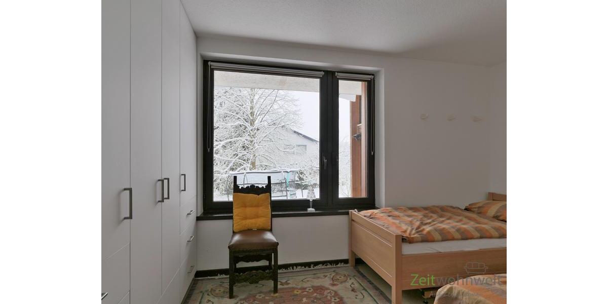 Kleiderschrank und Winter-Gartenausblick