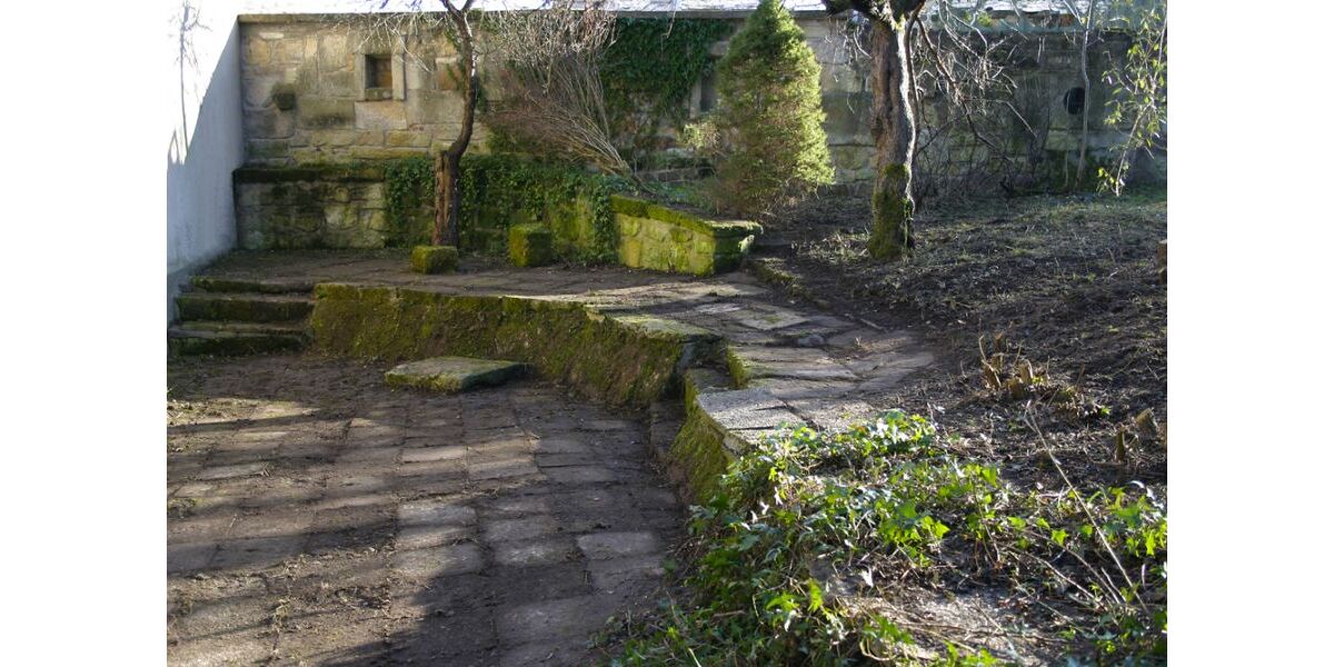 Gartenmauer mit terassierten Sitzbereichen