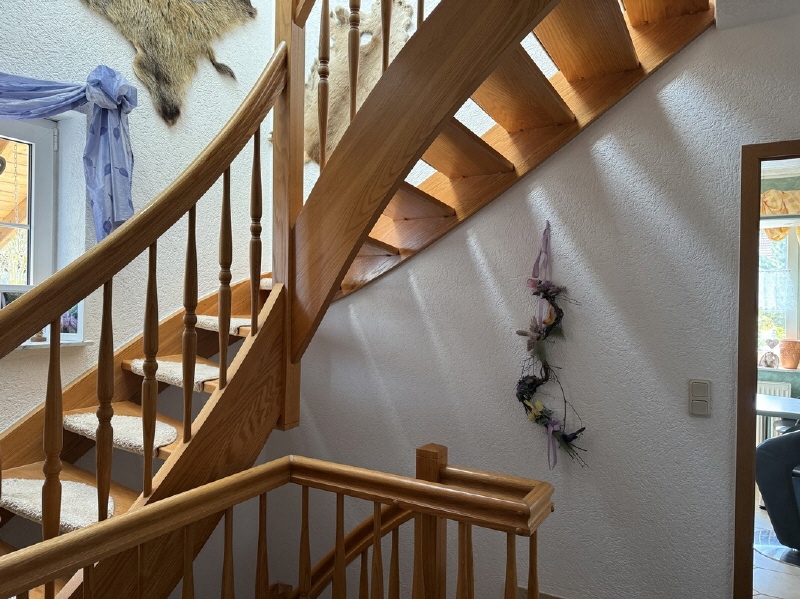 Holztreppe ins Dachgeschoss