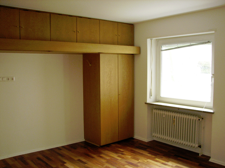 Ruhiges Schlafzimmer mit edlen Einbauschränken