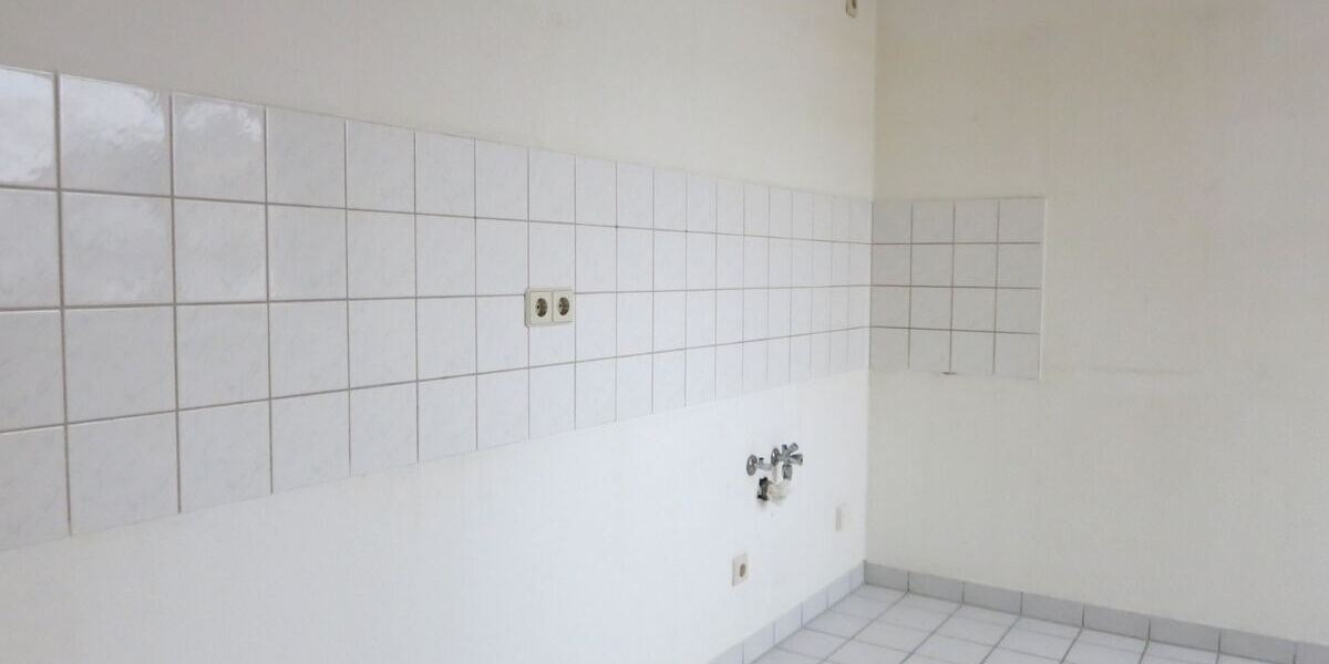 Küche mit Fliesenspiegel im Arbeitsbereich