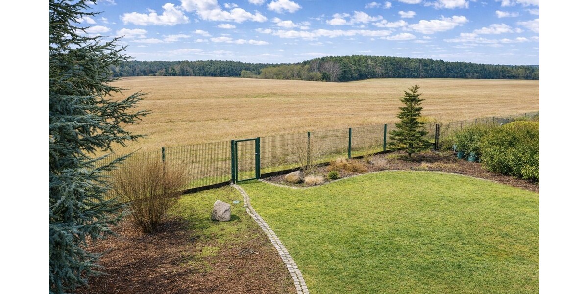 Blick in Richtung Landschaft vom hinteren Bereich des Grundstücks