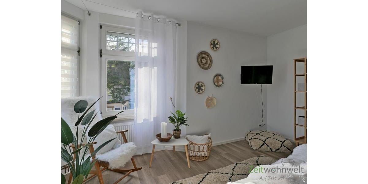 Schaukelstuhl und TV im Schlafzimmer