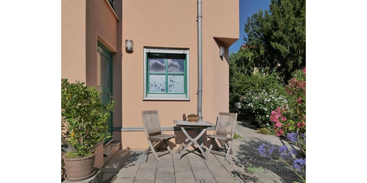 Wohnungseingang und Terrasse