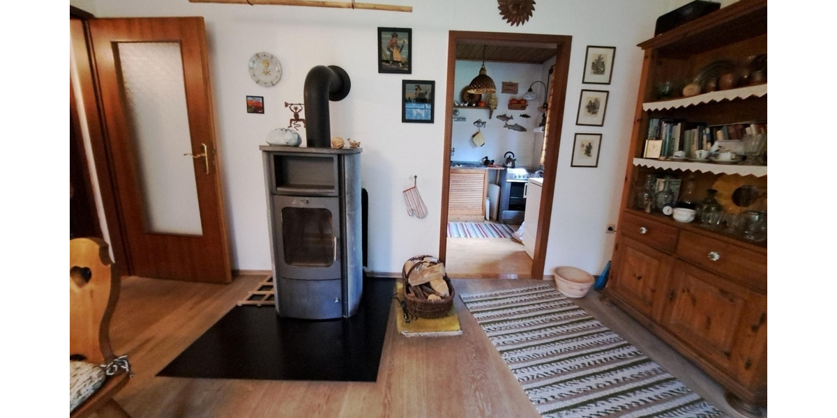Wohn-Essraum mit Blick in die Küche