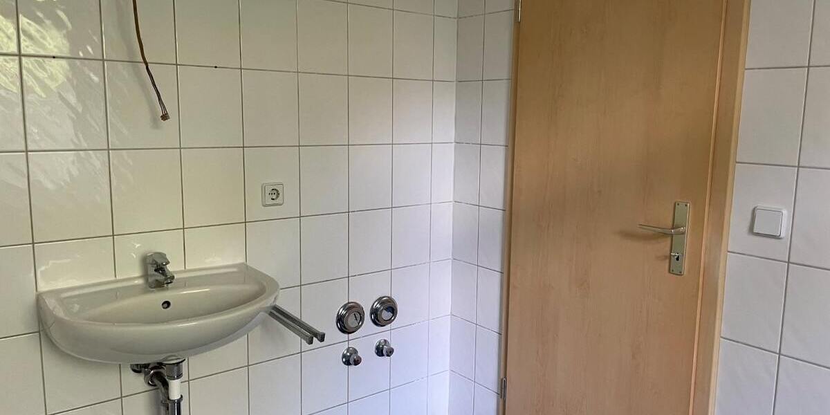 Waschbecken und Wasserzähler