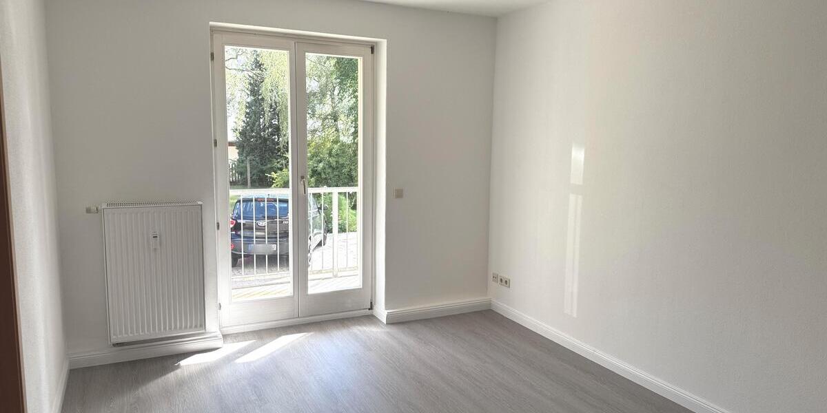 Wohnzimmer mit Zugang zum Balkon