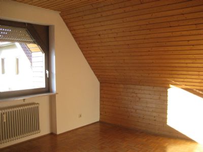 Bild 4 Zimmer mit Dachschräge und Holzverschalung