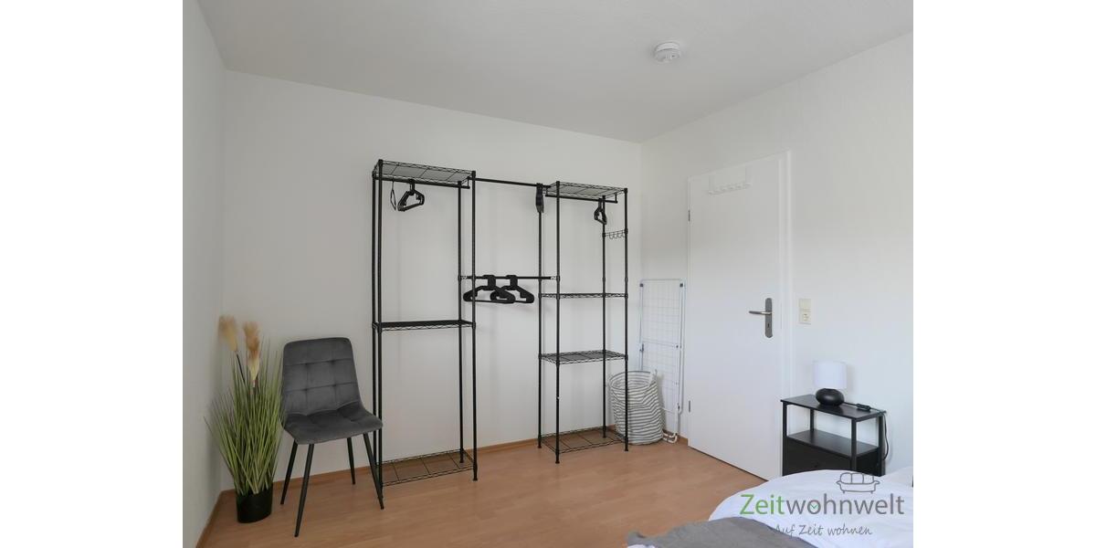 Kleiderregale im Schlafzimmer