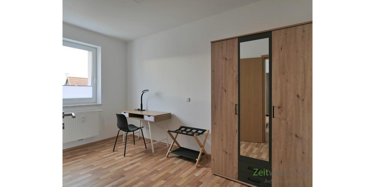 Kleiderschrank und Schreibtisch
