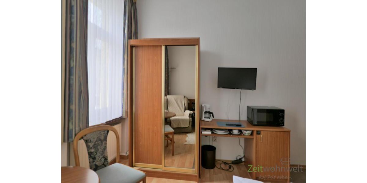 Kleiderschrank und TV