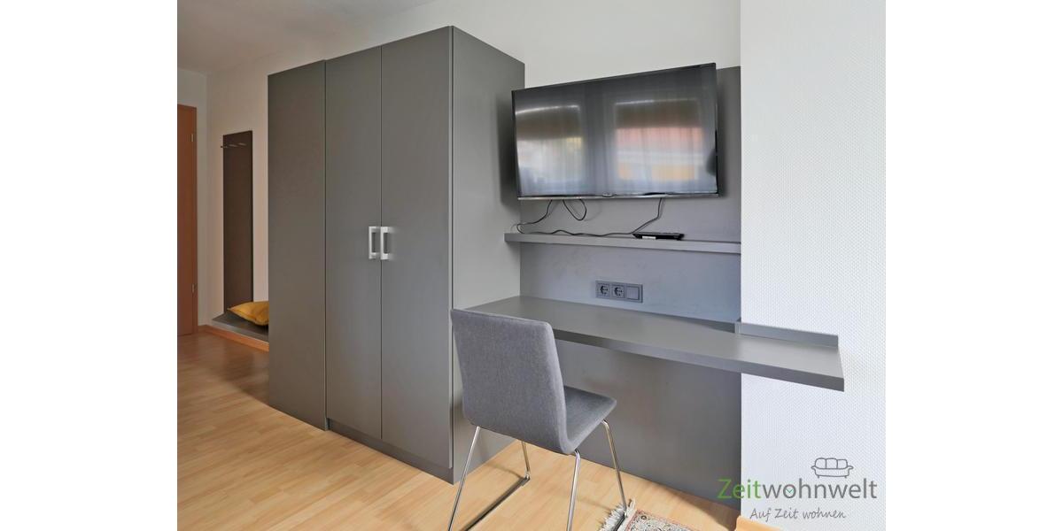 Kleiderschrank und Wand-TV