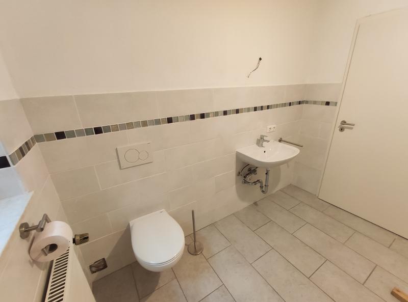 Bad mit Badewanne, Dusche und Waschmaschinenanschluss Bild 3