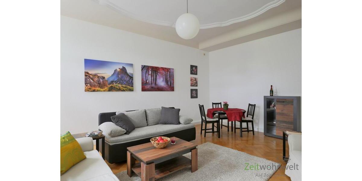 Sofa, Esstisch und Sideboard