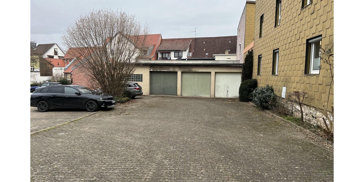 Garagengebäude mit Zufahrt und Stellplätzen