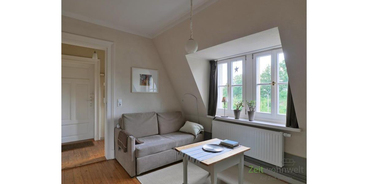 Blick zu Flur und Sofa