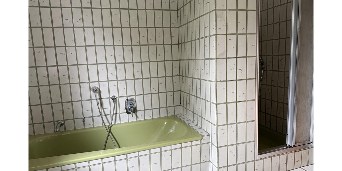 … mit Wanne und Dusche