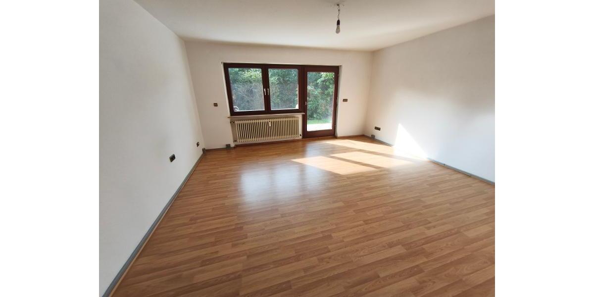 Wohnzimmer mit Zugang zu Terrasse / Garten Bild 1