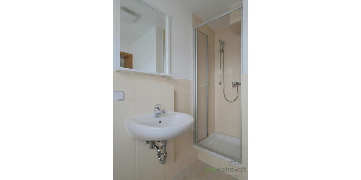 links_Blick zur Dusche