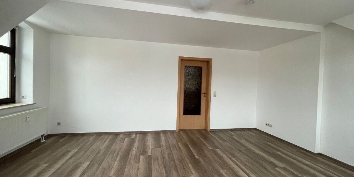 Wohnzimmer mit Tür zum Flur