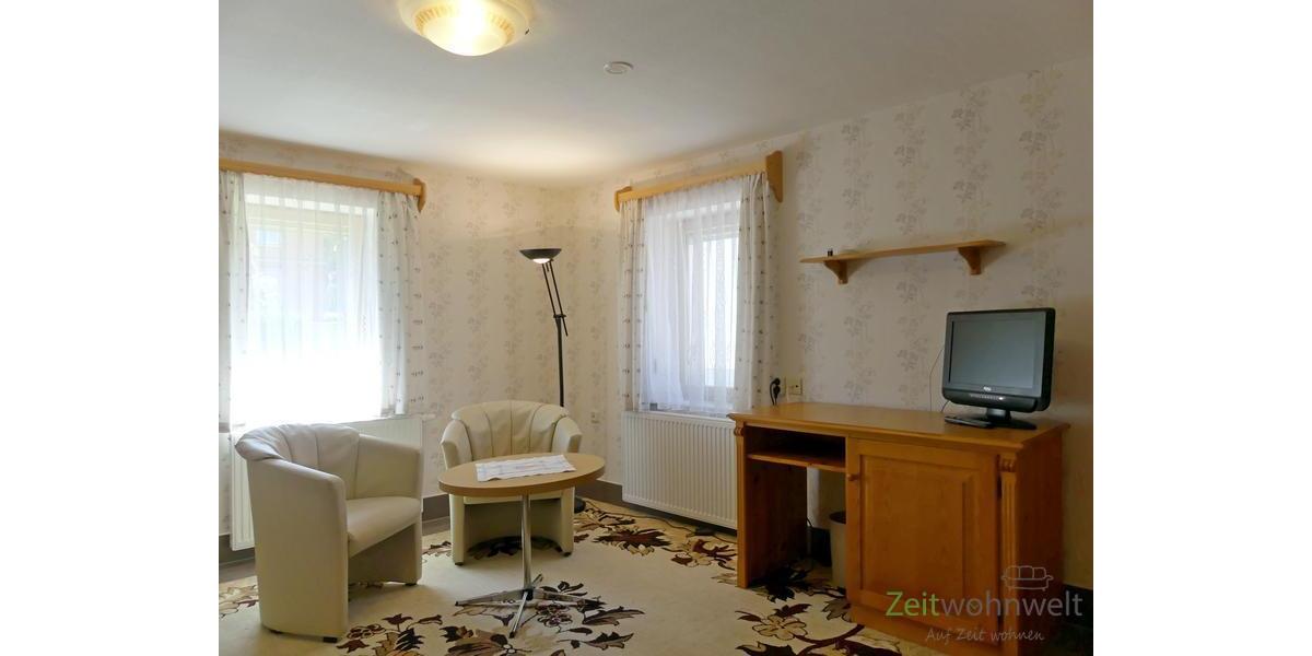 Wohnzimmer, TV, Schreibtisch und Sessel