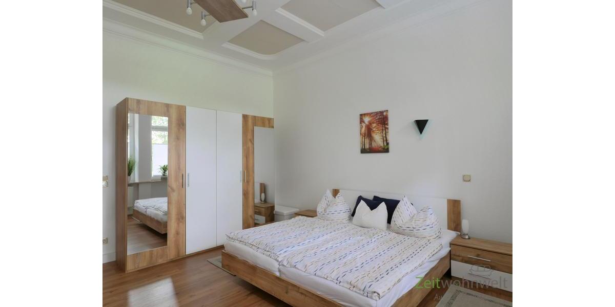 breites Bett, großer Kleiderschrank