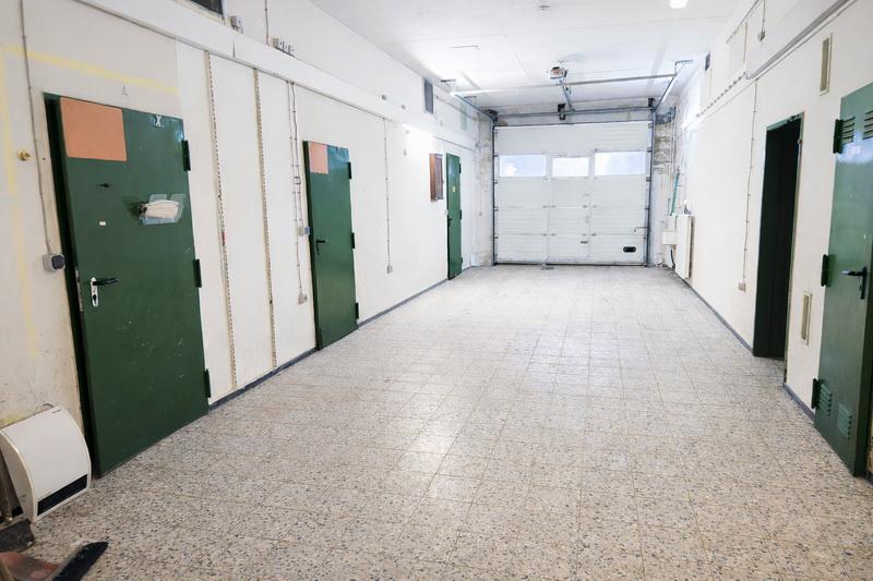 Tiefgarage mit Zugang zu Büro und Lagerräumen