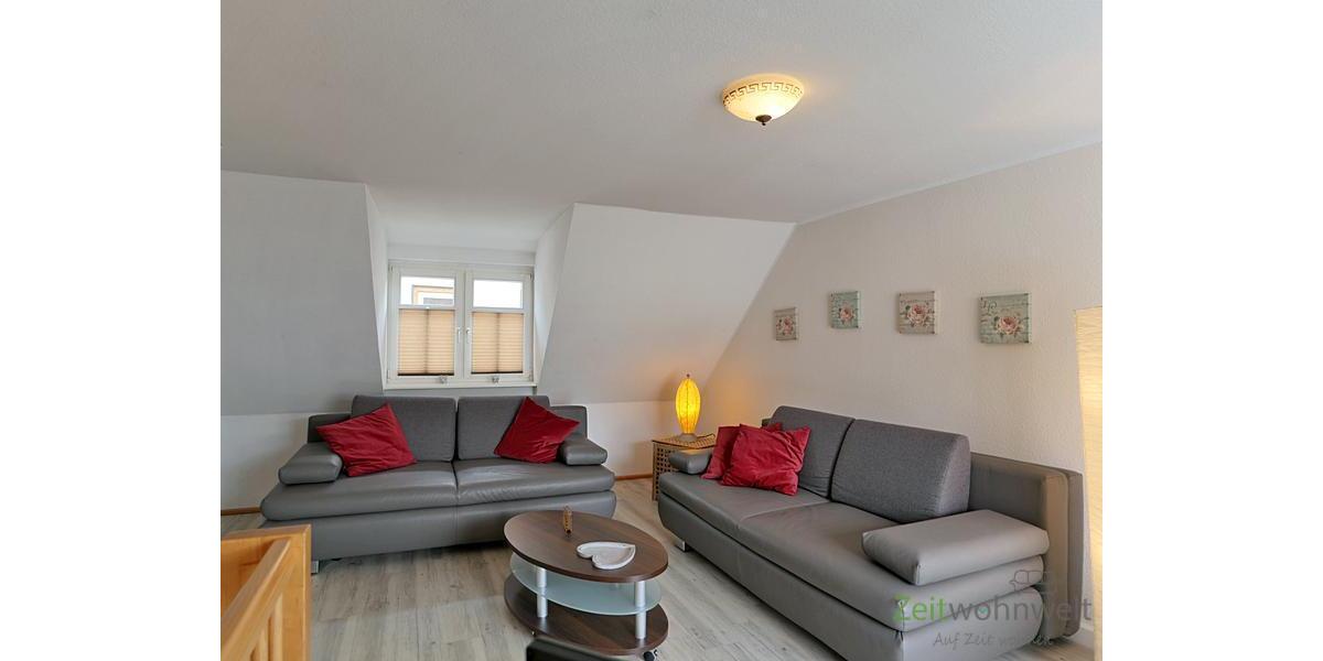 zwei Sofas im Wohnzimmer