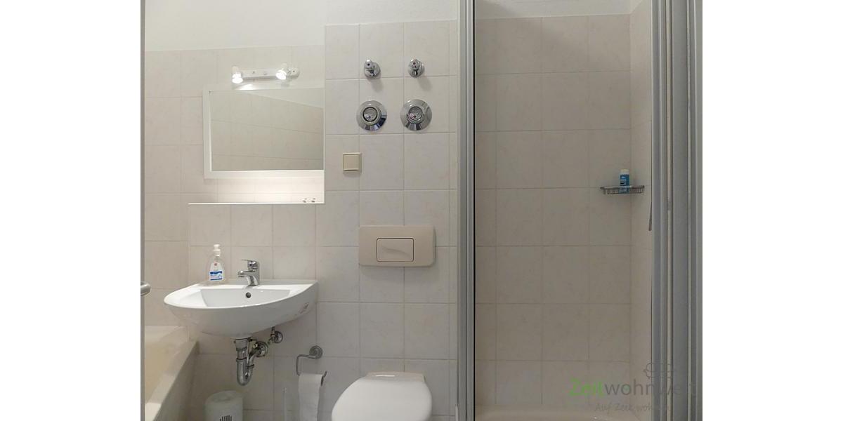 separate Dusche und Wanne