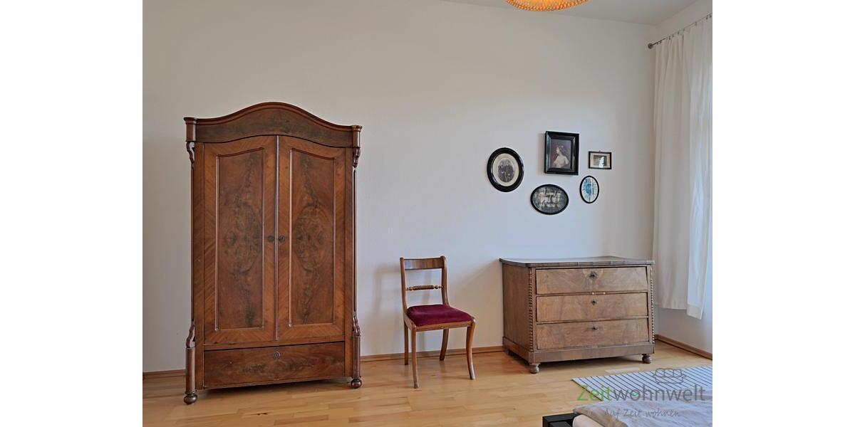 Kleiderschrank und Kommode