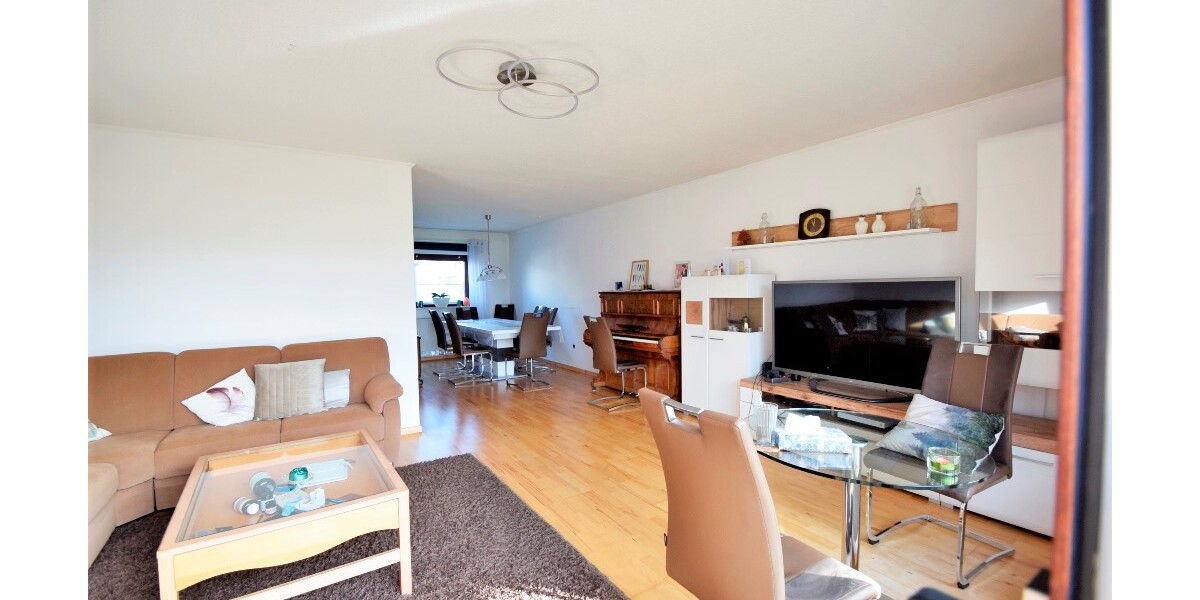 Blick in das Wohnzimmer mit Essbereich