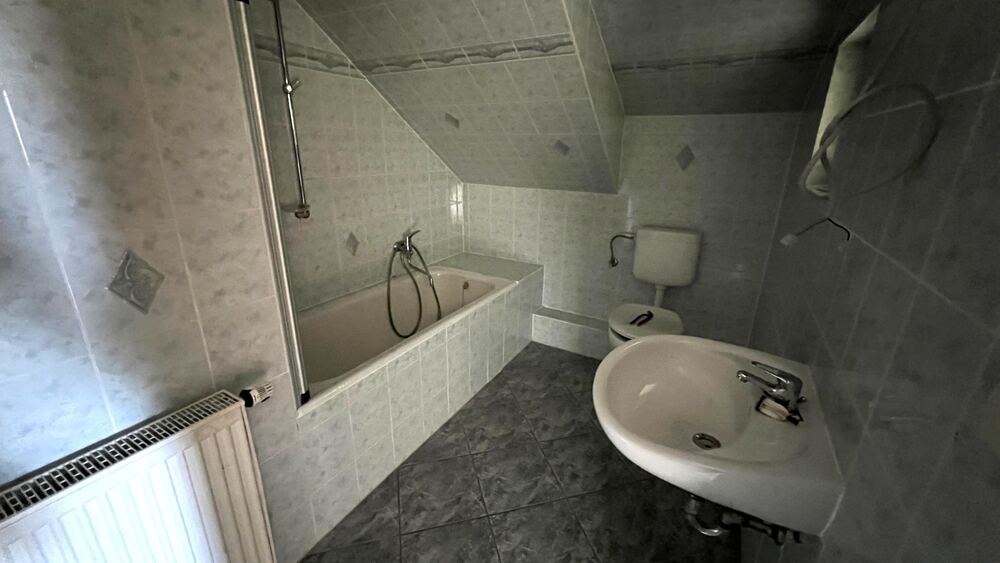 Bad mit Wanne, WC und Waschbecken - Wohnung im DG