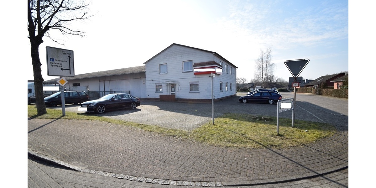 Durchfahrtsstraße am Bürokomplex