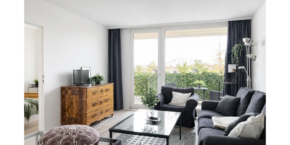 Wohnzimmer mit Blick zum Balkon
