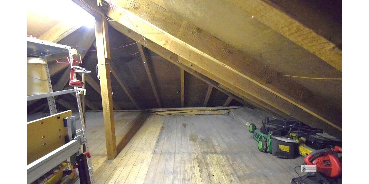 Dachboden mit Gartengeräten