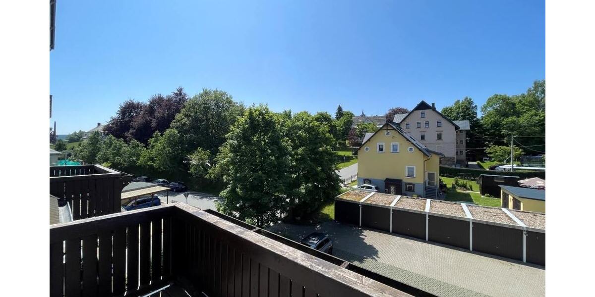 Blick vom Balkon zu u. a. Garage und Stellplatz