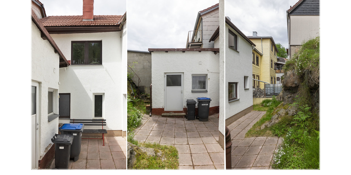 Hinter dem Haus