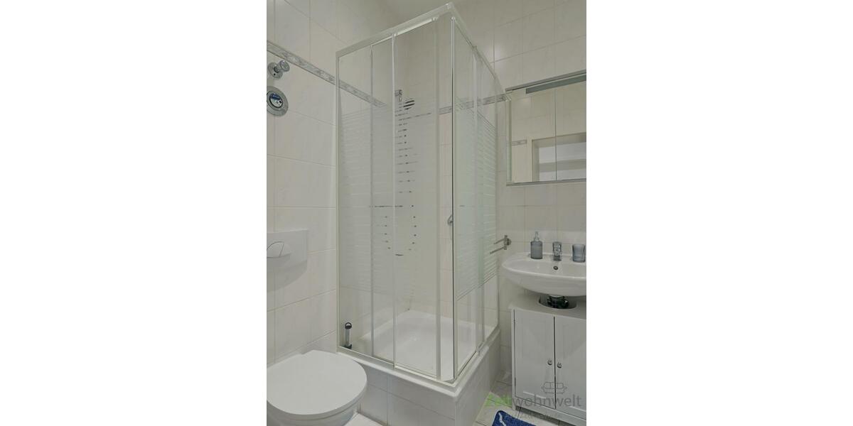 Dusche und WC im Bad