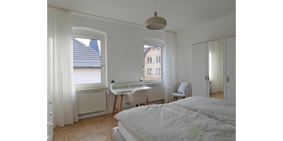 Schreibtisch und Kleiderschrank
